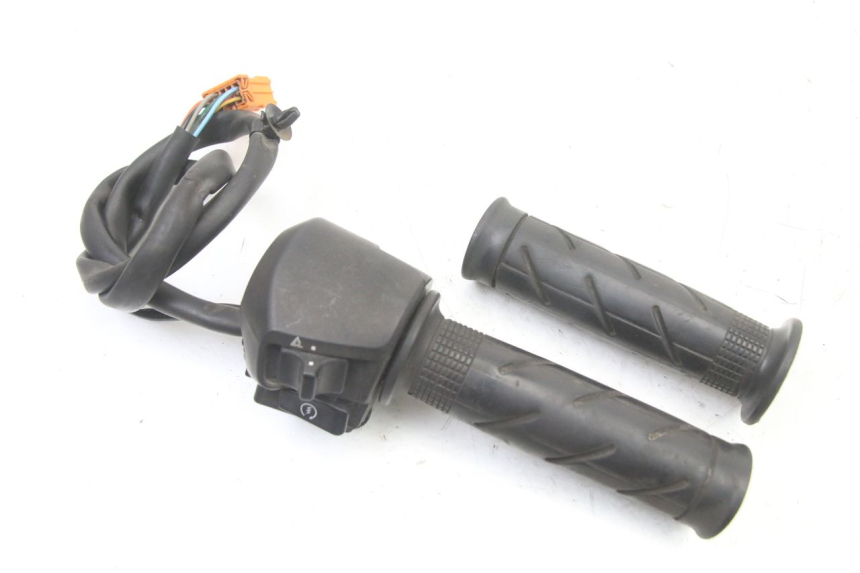 photo de RIGHT HANDLEBAR SWITCH HONDA FES S-WING SWING ABS 125 (2007 - 2015)