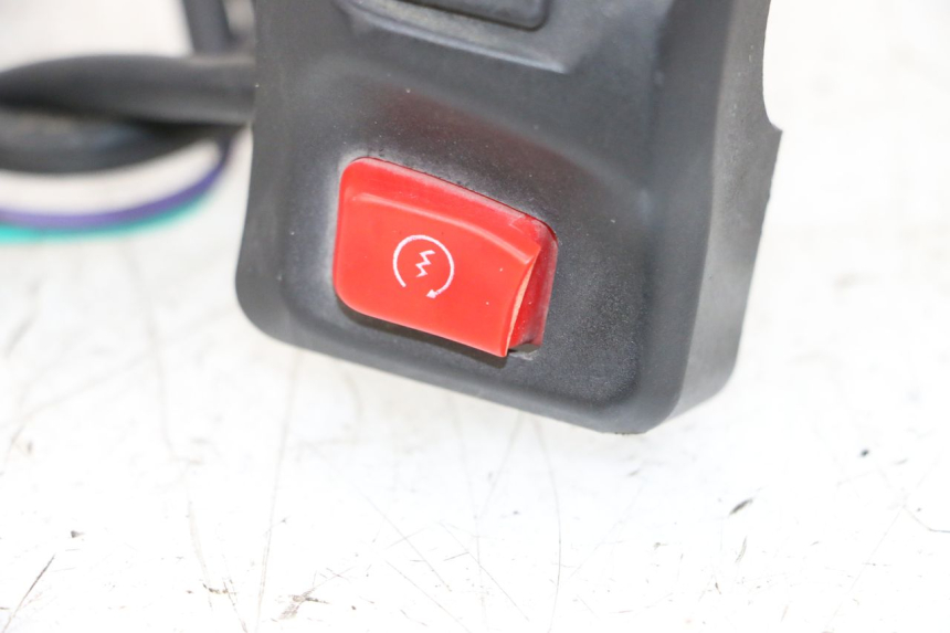 photo de RIGHT HANDLEBAR SWITCH PEUGEOT KISBEE 4T 50 (2010 - 2017) - Fixing points details