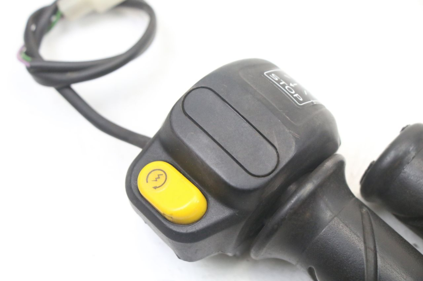 photo de RIGHT HANDLEBAR SWITCH PEUGEOT TKR TREKKER FURIOUS 50 (2005 - 2014)
