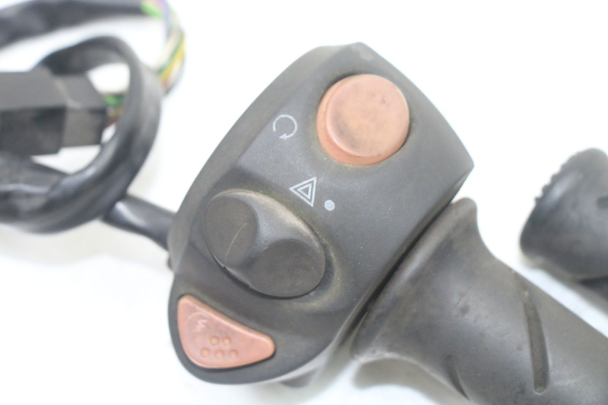 photo de RIGHT SWITCH PEUGEOT SATELIS 125 (2013 - 2018)
