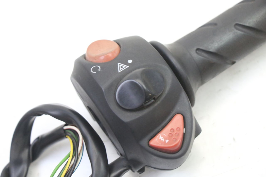 photo de RIGHT SWITCH PEUGEOT SATELIS 125 (2013 - 2018)