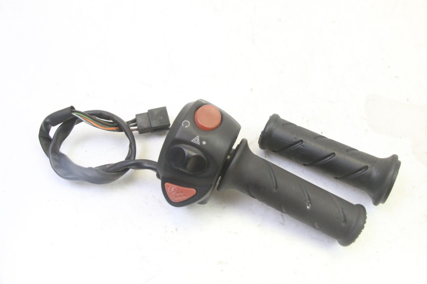 photo de RIGHT SWITCH PEUGEOT SATELIS 125 (2013 - 2018)