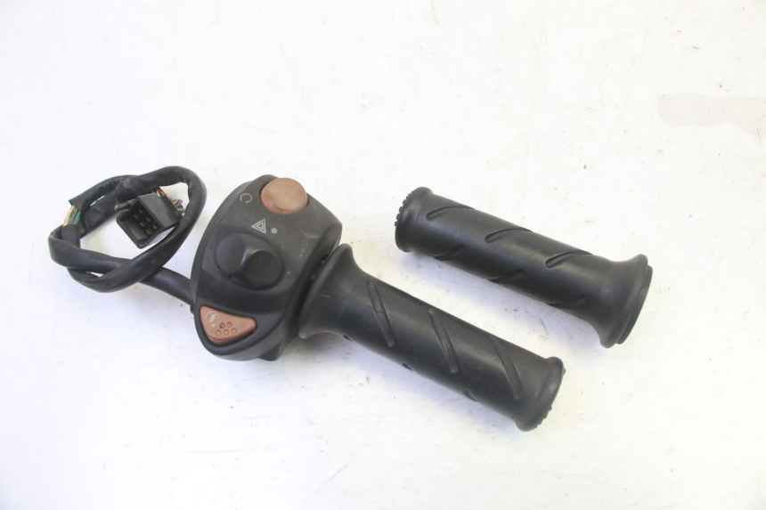 photo de RIGHT SWITCH PEUGEOT SATELIS 125 (2013 - 2018)