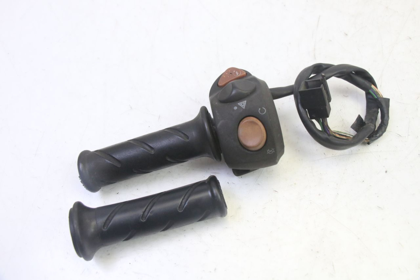 photo de RIGHT SWITCH PEUGEOT SATELIS 125 (2013 - 2018)