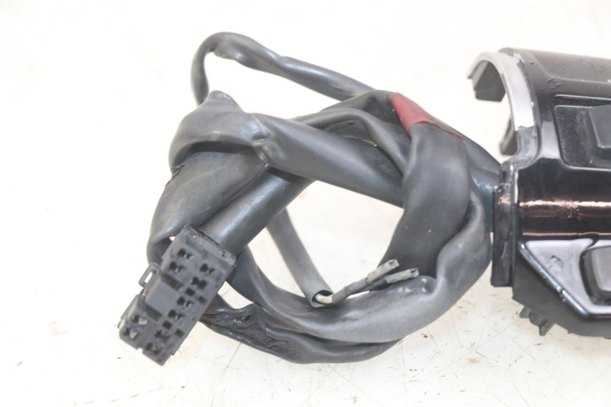 photo de RIGHT HANDLEBAR SWITCH PIAGGIO VESPA SPRINT 2T 50 (2014 - 2018)