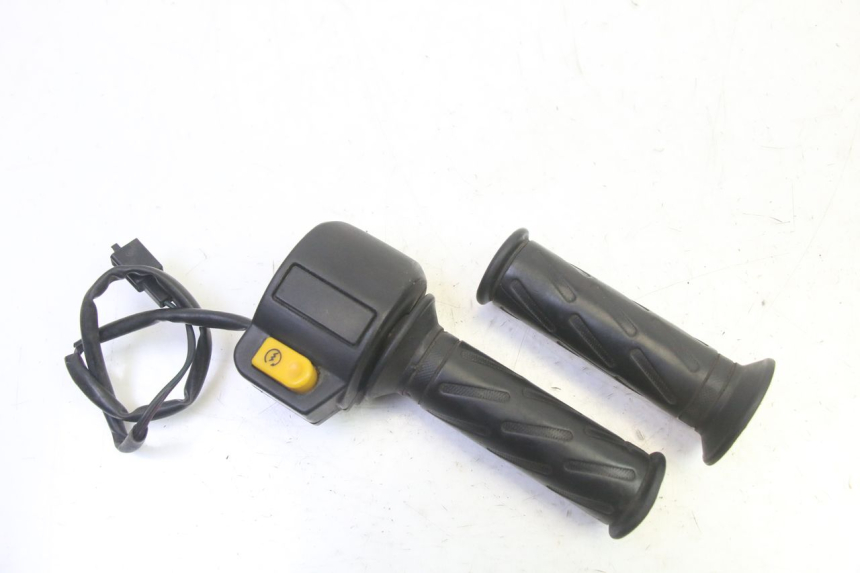 photo de RIGHT HANDLEBAR SWITCH PEUGEOT VIVACITY NEW 2T 50 (2008 - 2017)