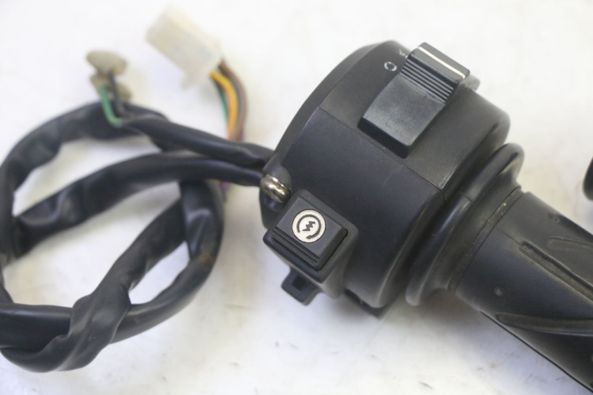photo de RIGHT HANDLEBAR SWITCH DAELIM VJ ROADWIN FI 125 (2008 - 2017) - Zoom on usage condition