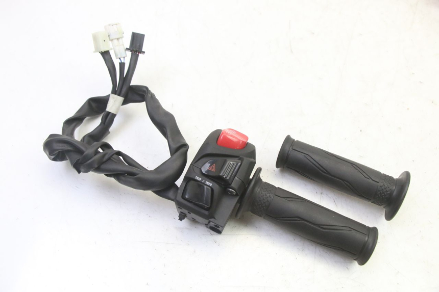 photo de RIGHT SWITCH YAMAHA XMAX X-MAX 125 (2021 - 2025)