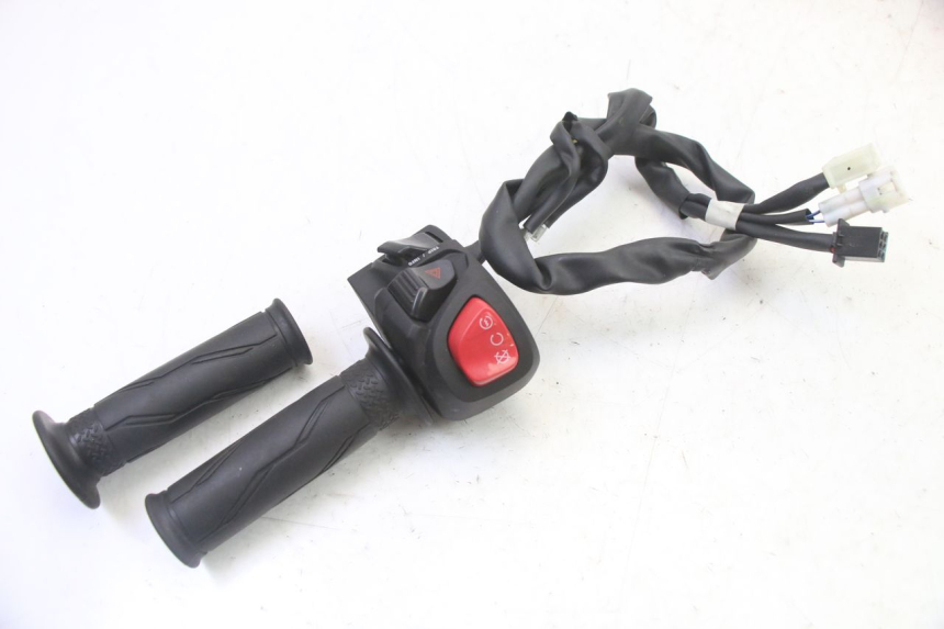 photo de RIGHT SWITCH YAMAHA XMAX X-MAX 125 (2021 - 2025)