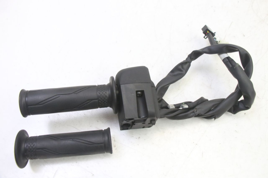 photo de RIGHT SWITCH YAMAHA XMAX X-MAX 125 (2021 - 2025)
