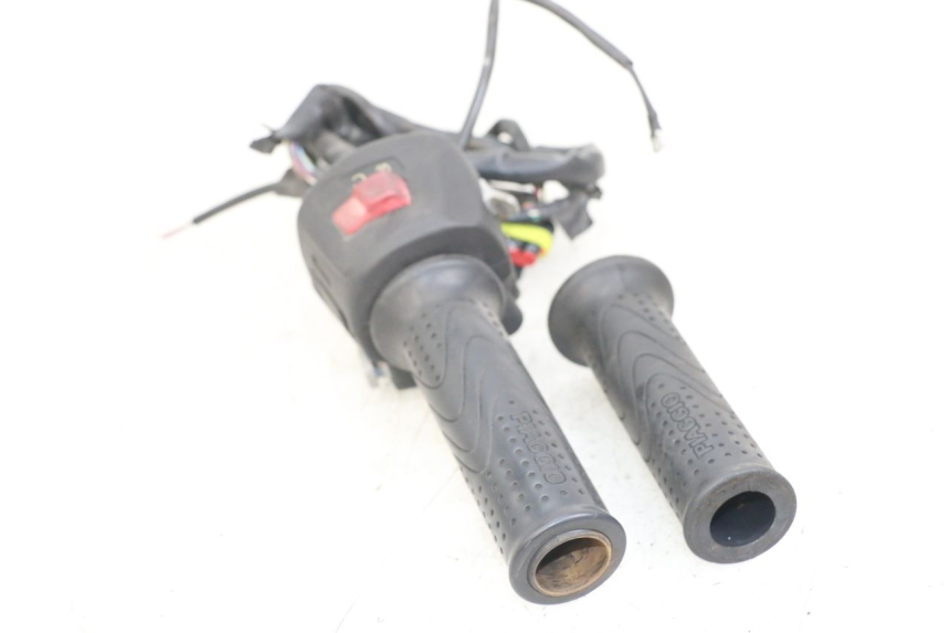 photo de RIGHT HANDLEBAR SWITCH PIAGGIO X10 125 (2012 - 2017)