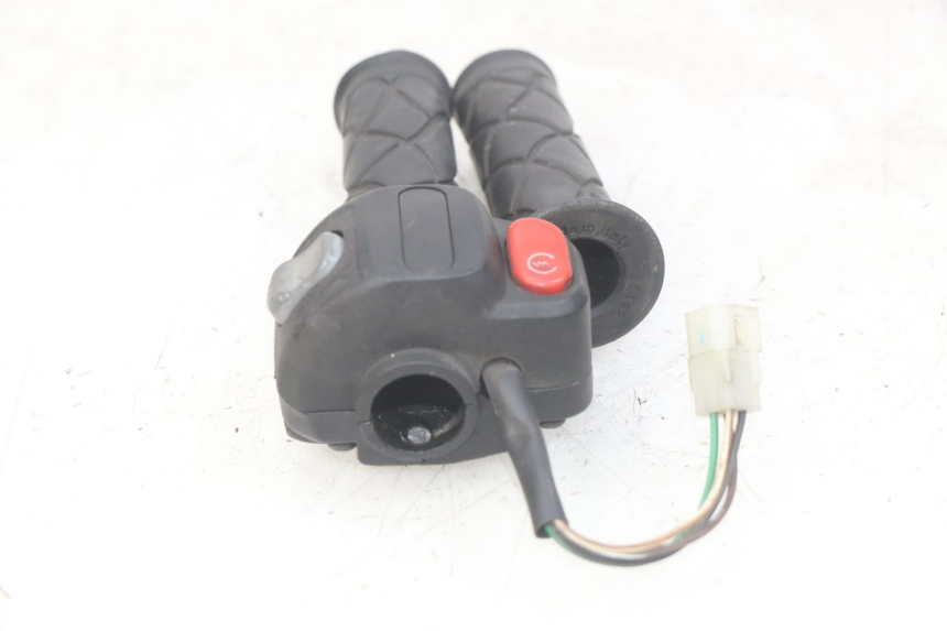 photo de RIGHT HANDLEBAR SWITCH YAMAHA YP MAJESTY 125 (2007 - 2010)