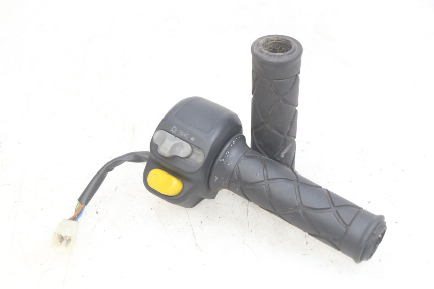 photo de RIGHT HANDLEBAR SWITCH YAMAHA YP MAJESTY 125 (1998 - 2001)