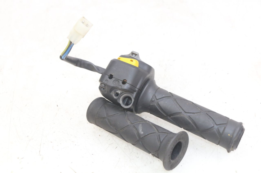 photo de RIGHT HANDLEBAR SWITCH YAMAHA YP MAJESTY 125 (1998 - 2001)