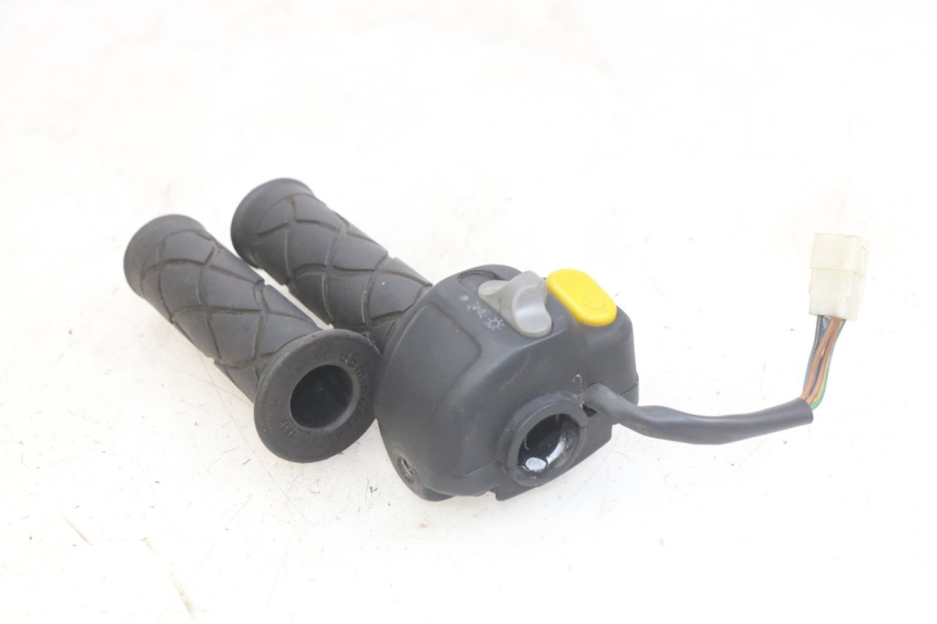 photo de RIGHT HANDLEBAR SWITCH YAMAHA YP MAJESTY 125 (1998 - 2001)