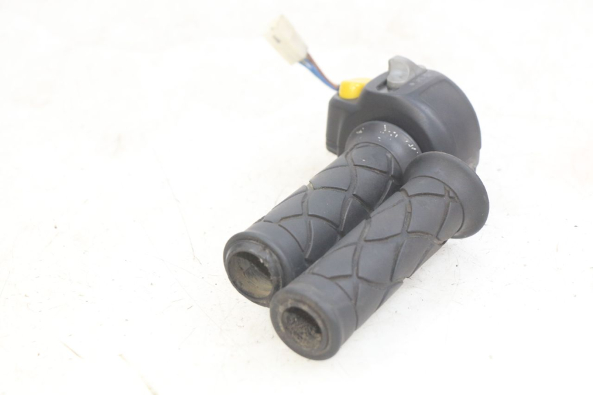 photo de RIGHT HANDLEBAR SWITCH YAMAHA YP MAJESTY 125 (1998 - 2001)