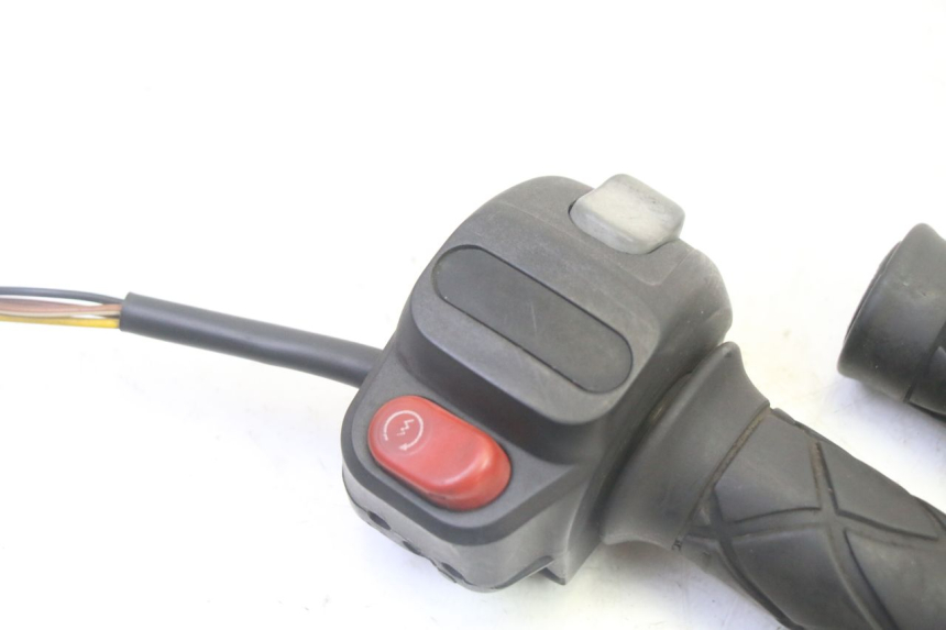 photo de RIGHT HANDLEBAR SWITCH YAMAHA YP MAJESTY 125 (2007 - 2010)