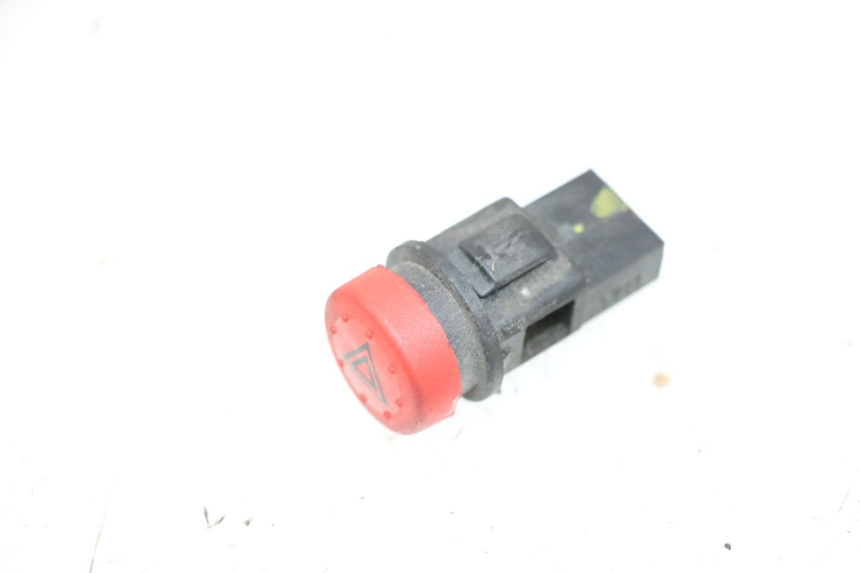 photo de HAZARD SWITCH PIAGGIO MP3 HPE 300 (2019 - 2026) - Zoom on usage condition