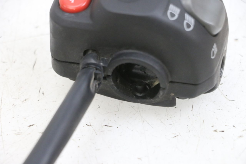 photo de LEFT HANDLEBAR SWITCH YAMAHA YP MAJESTY 125 (2002 - 2006) - Zoom on usage condition