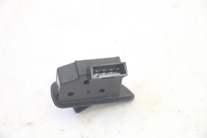 photo de ROLL LOCK SWITCH PIAGGIO MP3 500 (2016 - 2018) - Alternative perspective