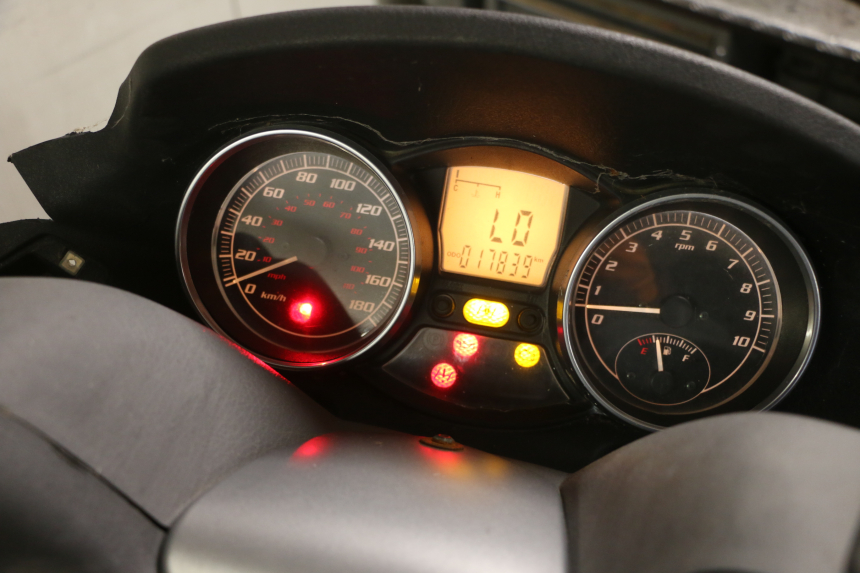 photo de SPEEDOMETER PIAGGIO MP3 LT 400 (2007 - 2012) - Zoom on usage condition