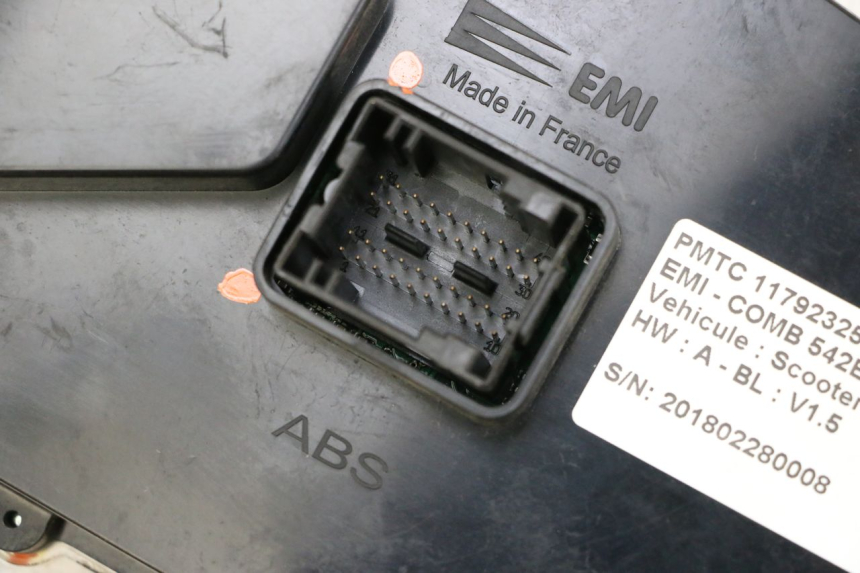 photo de SPEEDOMETER PEUGEOT SATELIS 125 (2013 - 2018) - Fixing points details