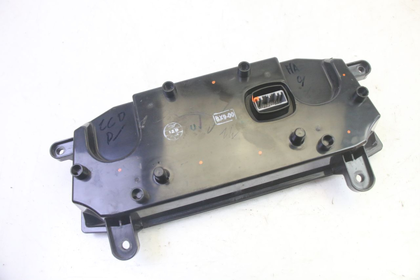 photo de SPEEDOMETER YAMAHA TRICITY 300 (2020 - 2024) - Surface and material condition