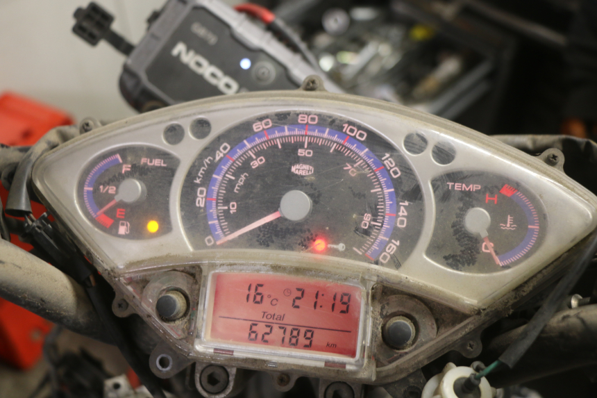 photo de SPEEDOMETER YAMAHA XMAX X-MAX 125 (2006 - 2009) - High-resolution close-up