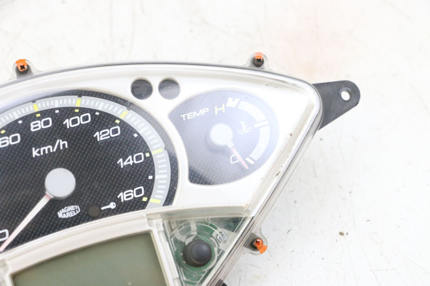 photo de SPEEDOMETER YAMAHA XMAX X-MAX 125 (2006 - 2009) - High-resolution close-up