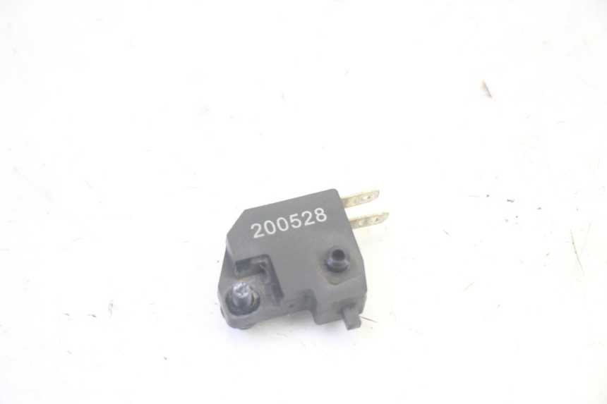 photo de RIGHT STOP LIGHT SWITCH PEUGEOT KISBEE 4T 50 (2018 - 2022) - Zoom on usage condition