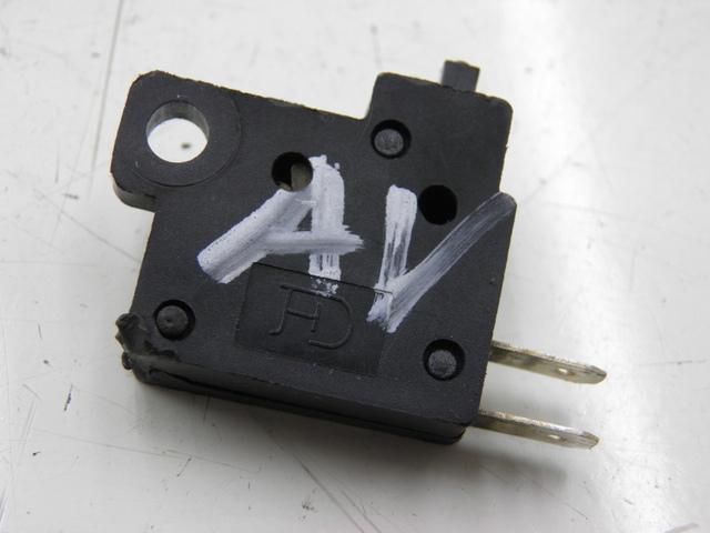 photo de RIGHT BRAKE LIGHT SWITCH KYMCO AGILITY 4T 50 (2005 - 2018)