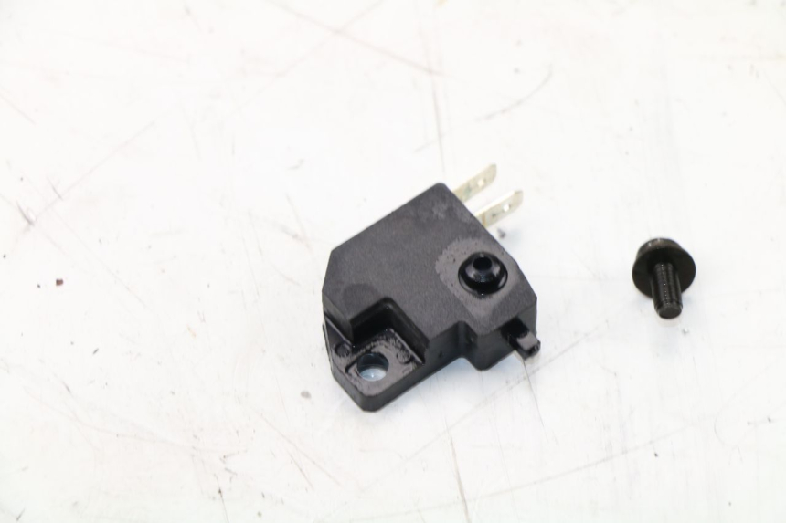 photo de RIGHT STOP LIGHT SWITCH PEUGEOT KISBEE 4T 50 (2010 - 2017)