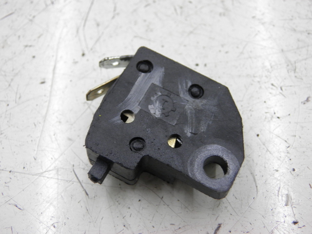 photo de RIGHT BRAKE LIGHT SWITCH PEUGEOT TWEET 4T 50 (2010 - 2014)