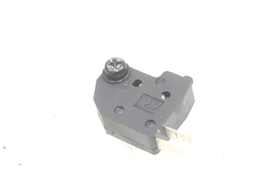 photo de RIGHT STOP LIGHT SWITCH PEUGEOT TWEET 125 (2018 - 2021)