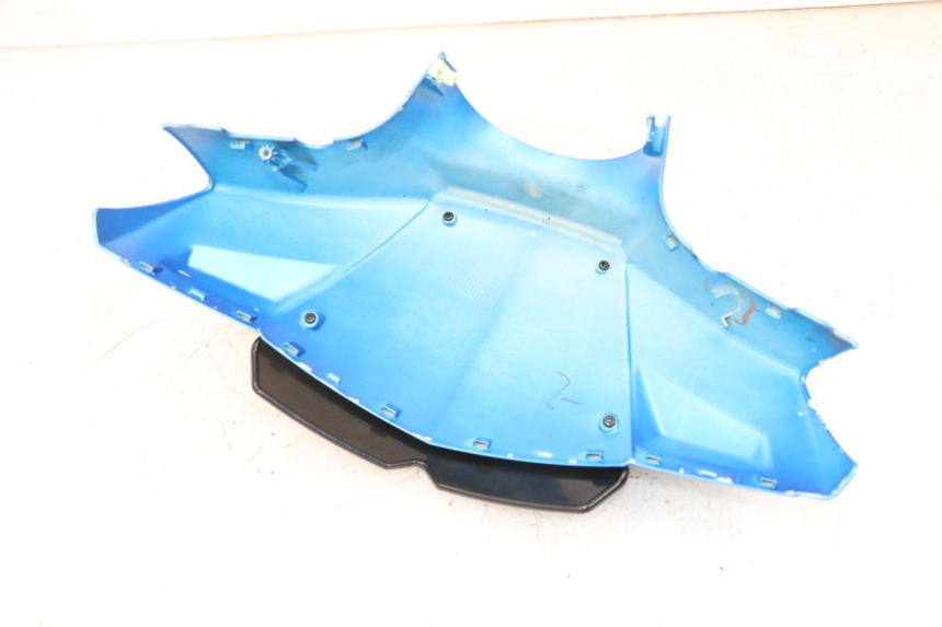 photo de HANDLEBAR COVER FRONT PEUGEOT KISBEE 4T 50 (2010 - 2017) - High-resolution close-up