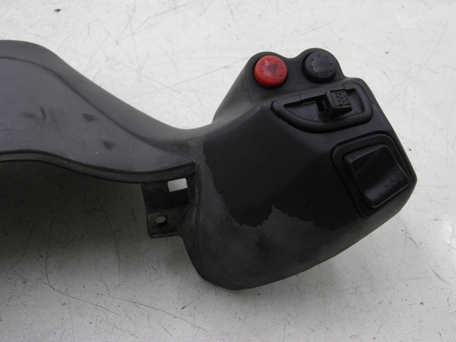 photo de HANDLE BAR PANEL SWITCH PIAGGIO XEVO 400 (2007) - Distinctive features