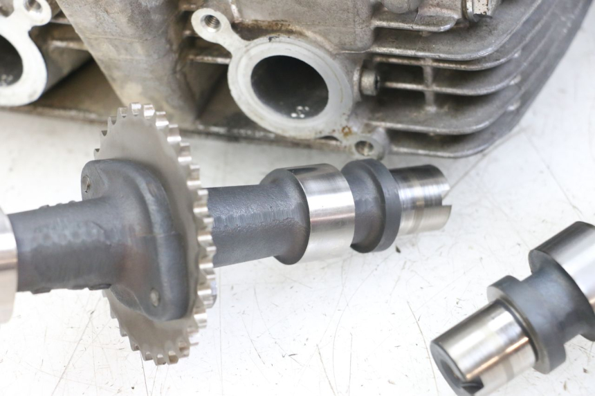 photo de CYLINDER HEAD SUZUKI GSX E 250 (1982 - 1983)