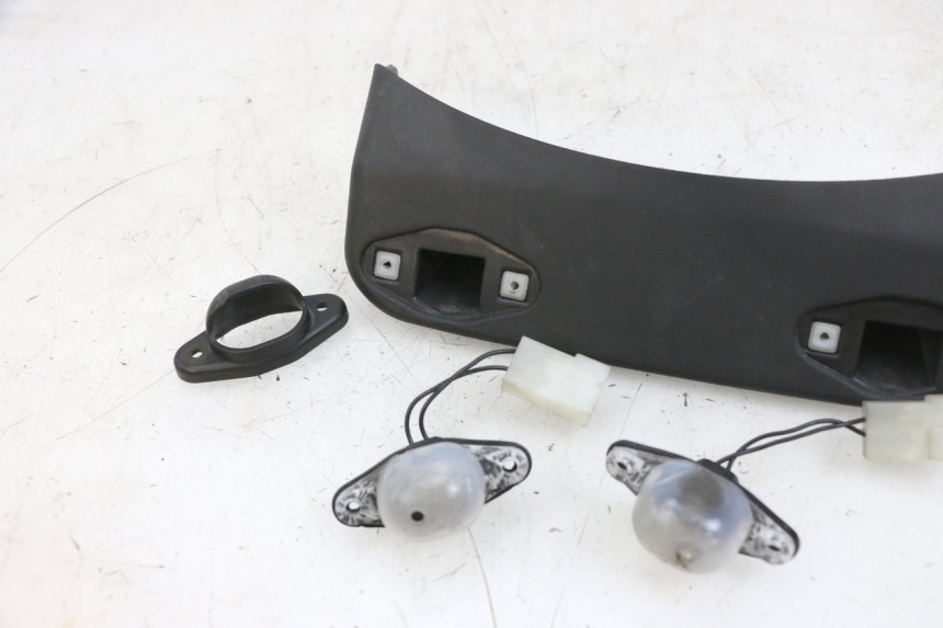 photo de NUMBER PLATE LIGHTING PIAGGIO MP3 RL 250 (2007 - 2010) - Fixing points details