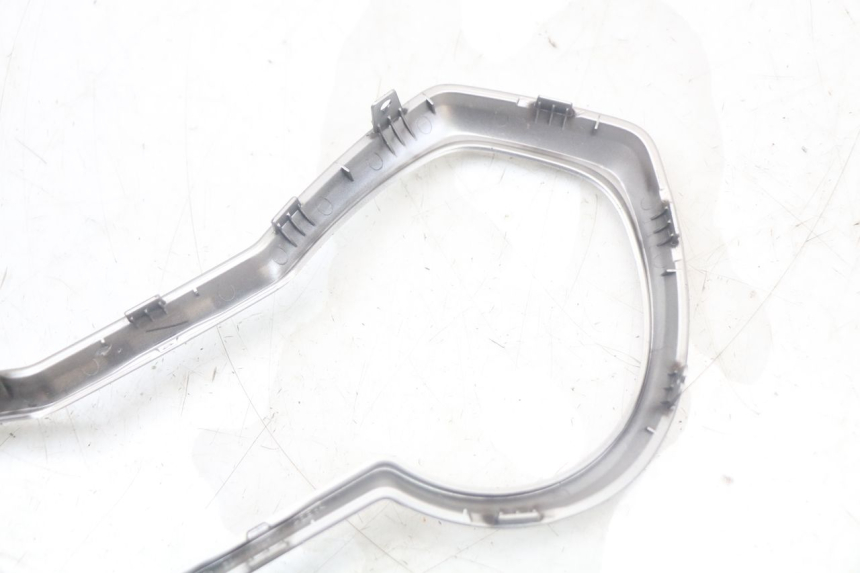 photo de SPEEDOMETER SURROUND YAMAHA XMAX X-MAX ABS 125 (2017 - 2020) - Fixing points details