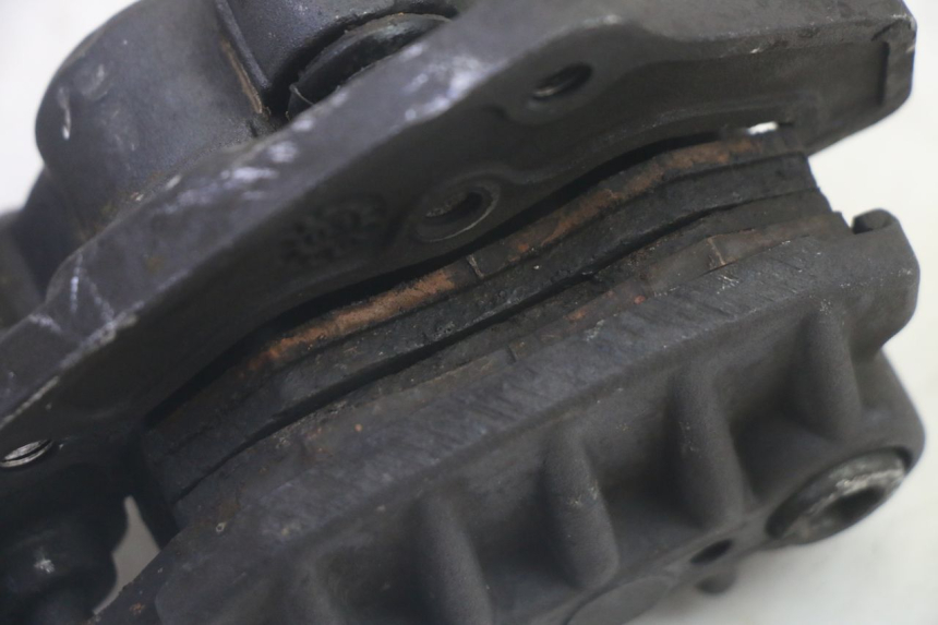 photo de FRONT BRAKE CALIPER PEUGEOT ELYSEO 125 (1999 - 2004) - Fixing points details