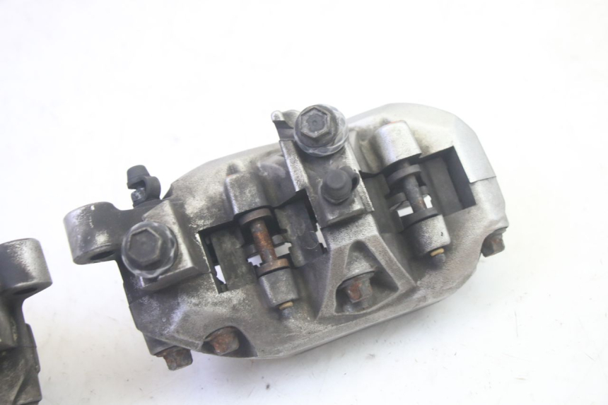 photo de FRONT BRAKE CALIPER YAMAHA FJR ABS 1300 (2006 - 2012) - Fixing points details