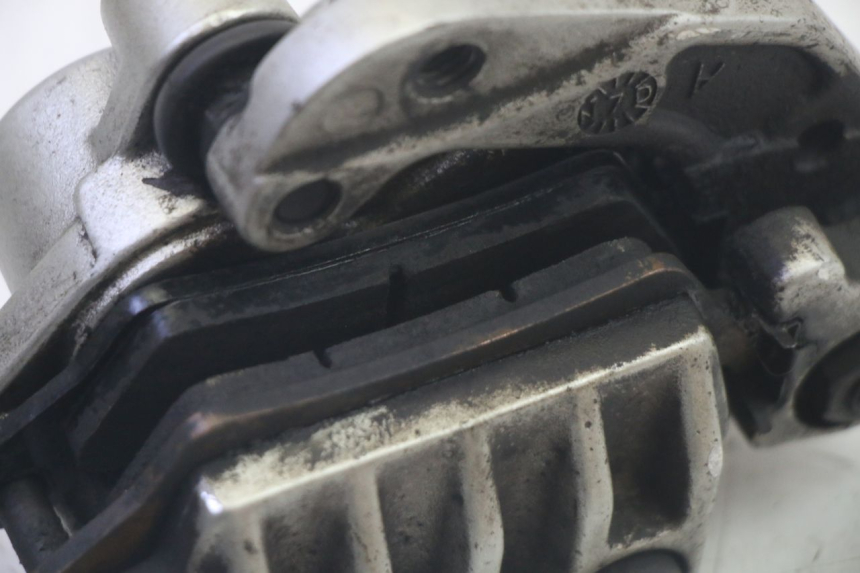 photo de FRONT BRAKE CALIPER YAMAHA XMAX X-MAX 125 (2006 - 2009) - Fixing points details