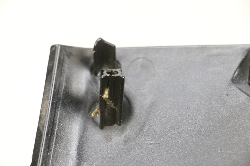 photo de LOWER FRONT FAIRING PIAGGIO MP3 LT 400 (2007 - 2012) - Zoom on usage condition