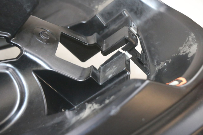 photo de FRONT FAIRING PIAGGIO MP3 HPE 300 (2019 - 2026) - Alternative angle