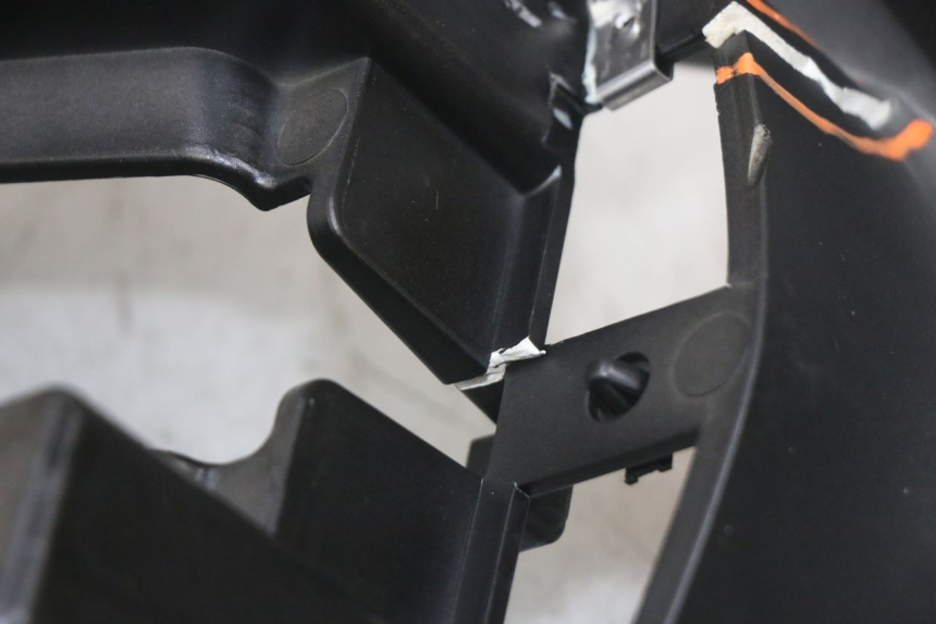 photo de FRONT FAIRING PIAGGIO MP3 HPE 300 (2019 - 2026) - Zoom on usage condition