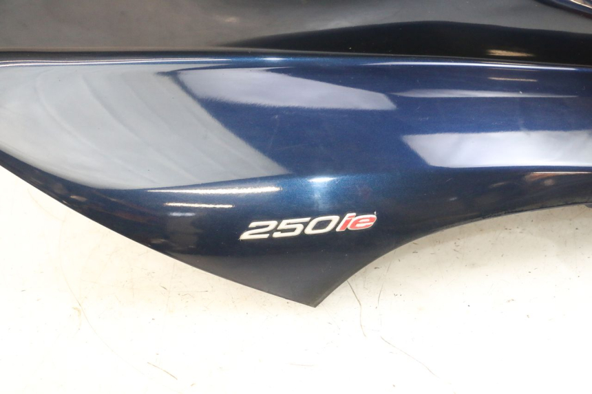 photo de FRONT FAIRING PIAGGIO MP3 RL 250 (2007 - 2010) - Distinctive features