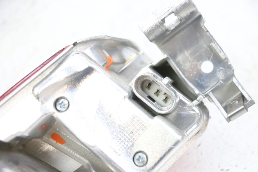 photo de RIGHT TAIL LIGHT PIAGGIO MP3 HPE 300 (2019 - 2026) - Surface and material condition