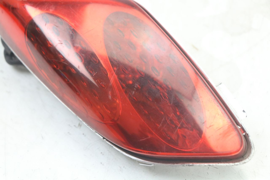 photo de LEFT REAR LIGHT YAMAHA XMAX X-MAX 125 (2006 - 2009) - Zoom on usage condition