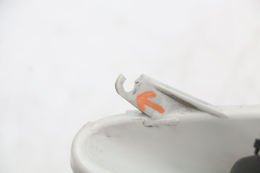 photo de LEFT REAR LIGHT YAMAHA XMAX X-MAX 125 (2006 - 2009) - Surface and material condition