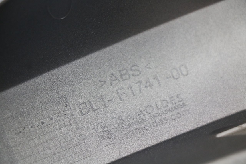 photo de RIGHT REAR SIDE PANEL YAMAHA XMAX X-MAX ABS 125 (2017 - 2020) - High-resolution close-up